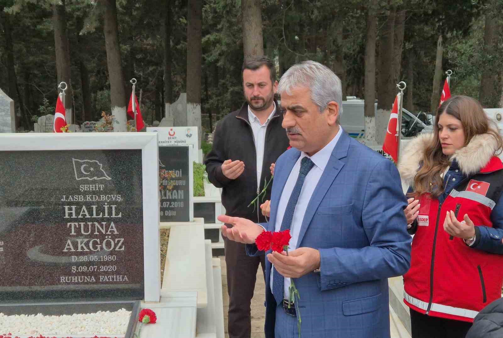 Tekirdağ’da şehit mezarlarına karanfil bırakıldı
Tekirdağ’da şehit mezarlarına karanfil bırakıldı