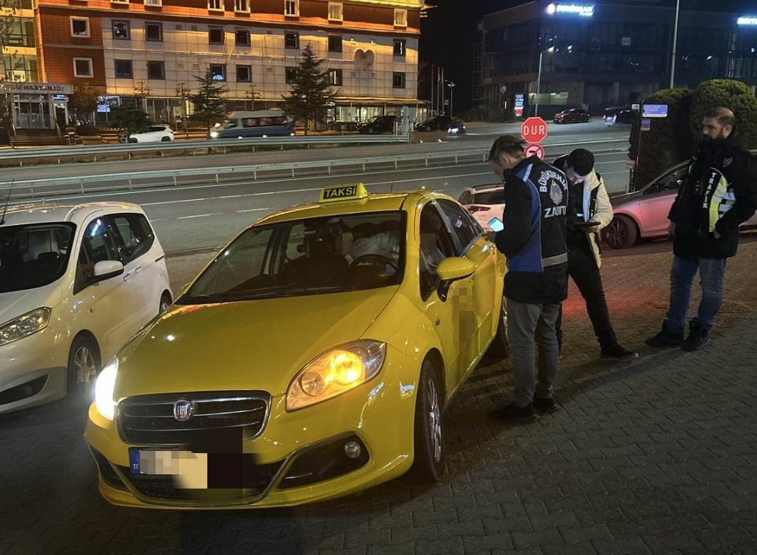 Tekirdağ’da T plakalı ticari araçlara sıkı denetim: 35 araç kontrol edildi, 50 bin lira ceza yazıldı
Tekirdağ’da T plakalı ticari araçlara sıkı denetim: 35 araç kontrol edildi, 50 bin lira ceza yazıldı