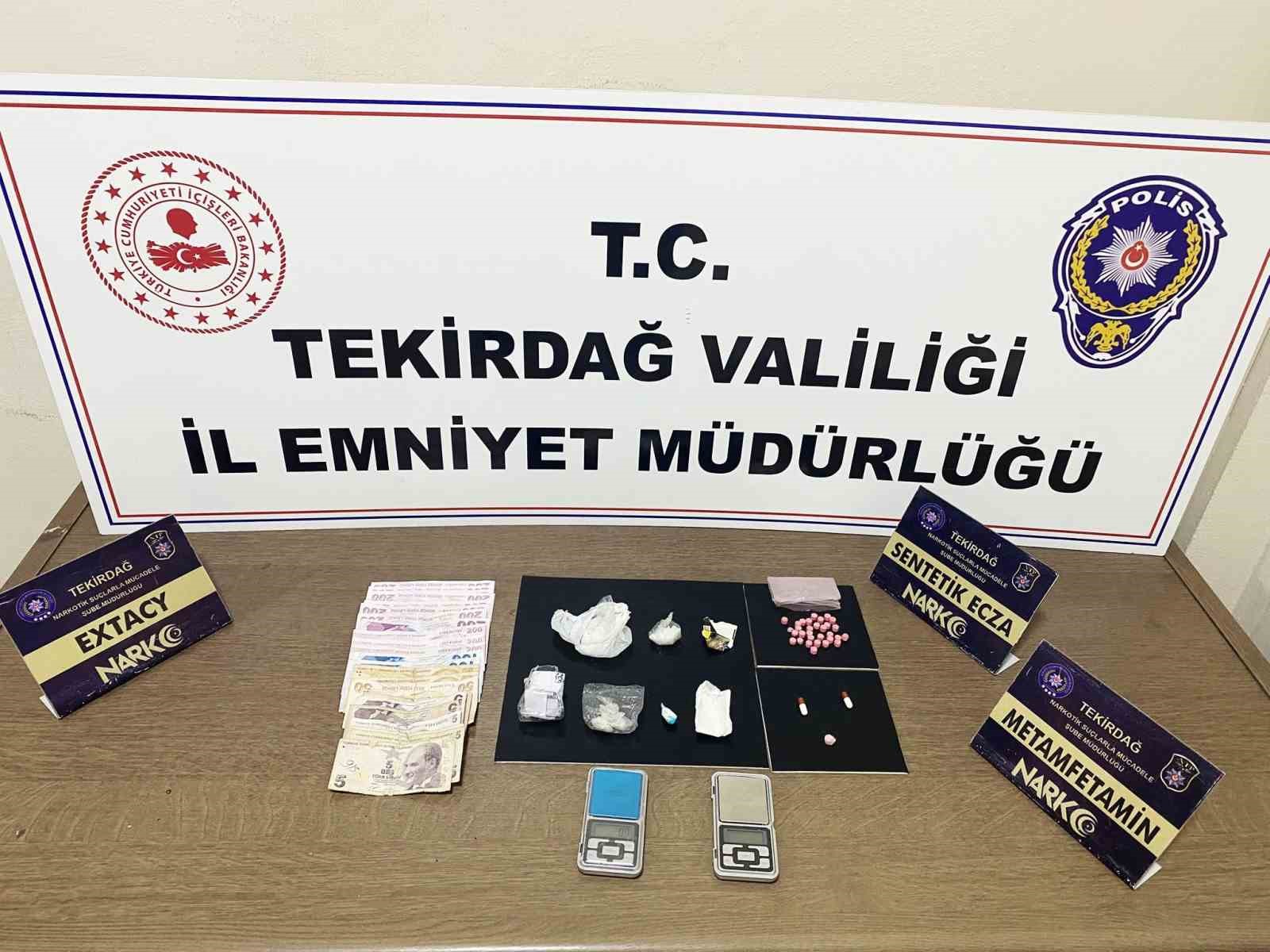 Tekirdağ’da uyuşturucuya geçit yok: 157 şüpheliye işlem, 16 tutuklama
Tekirdağ’da uyuşturucuya geçit yok: 157 şüpheliye işlem, 16 tutuklama