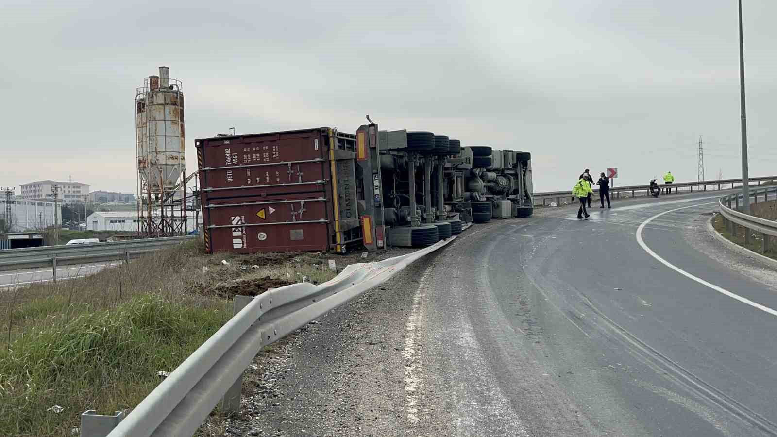 Tekirdağ’da virajı alamayan tır devrildi

