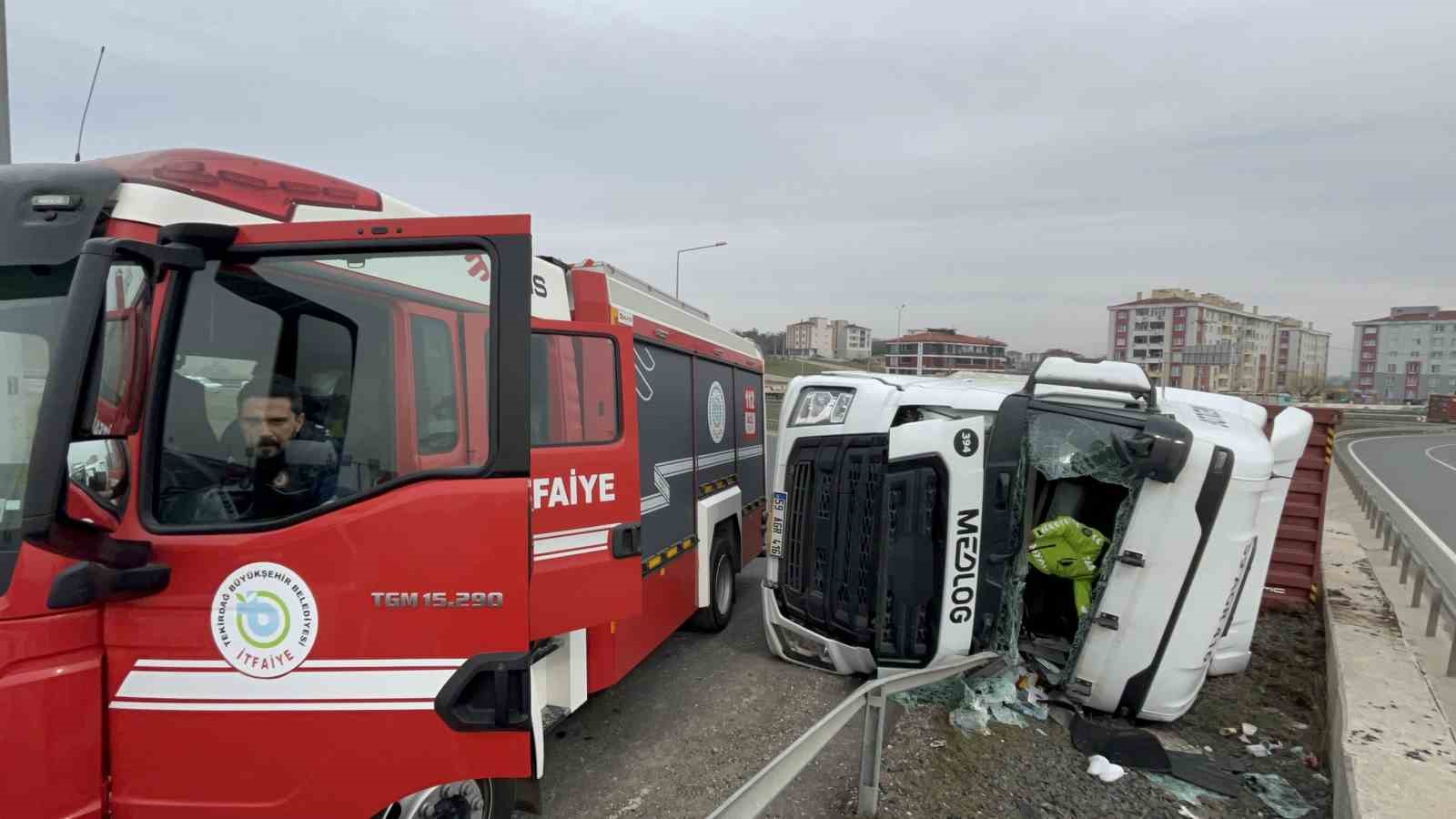 Tekirdağ’da virajı alamayan tır devrildi
