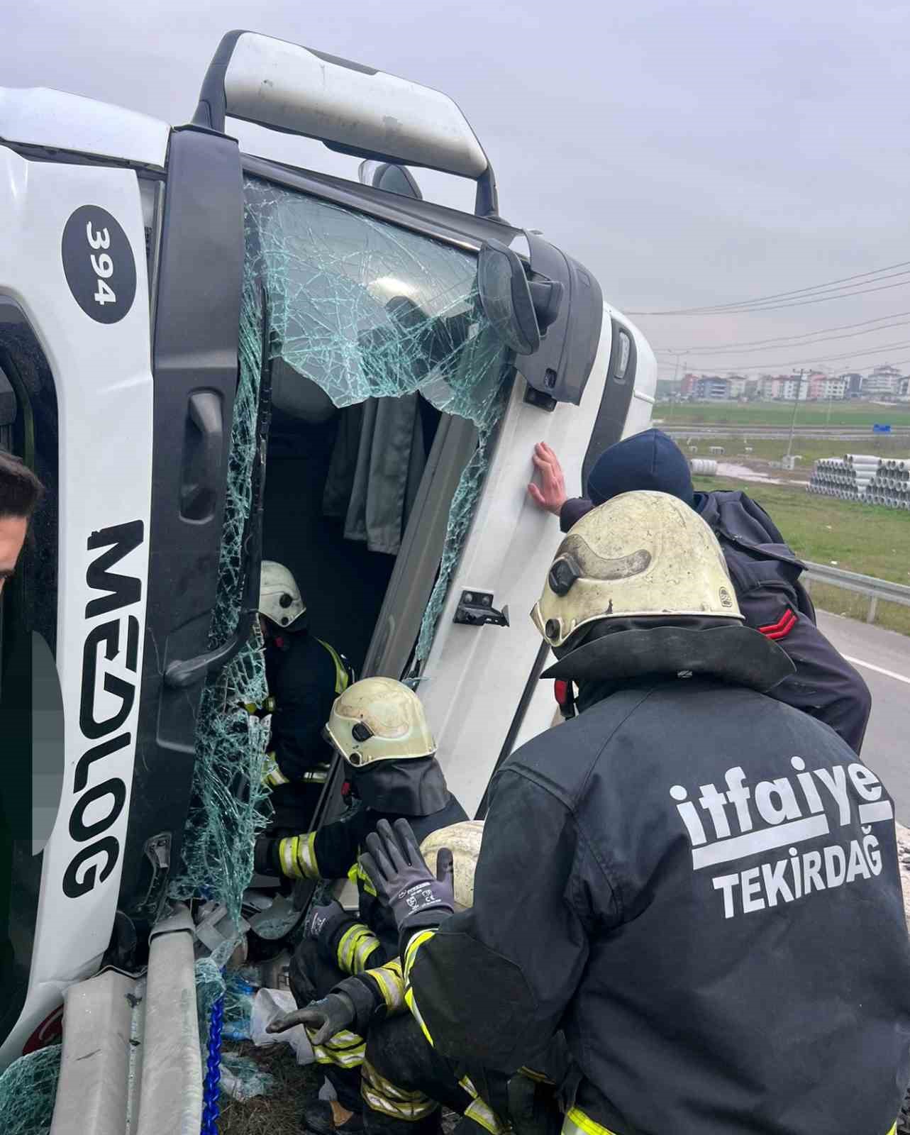 Tekirdağ’da virajı alamayan tır devrildi
