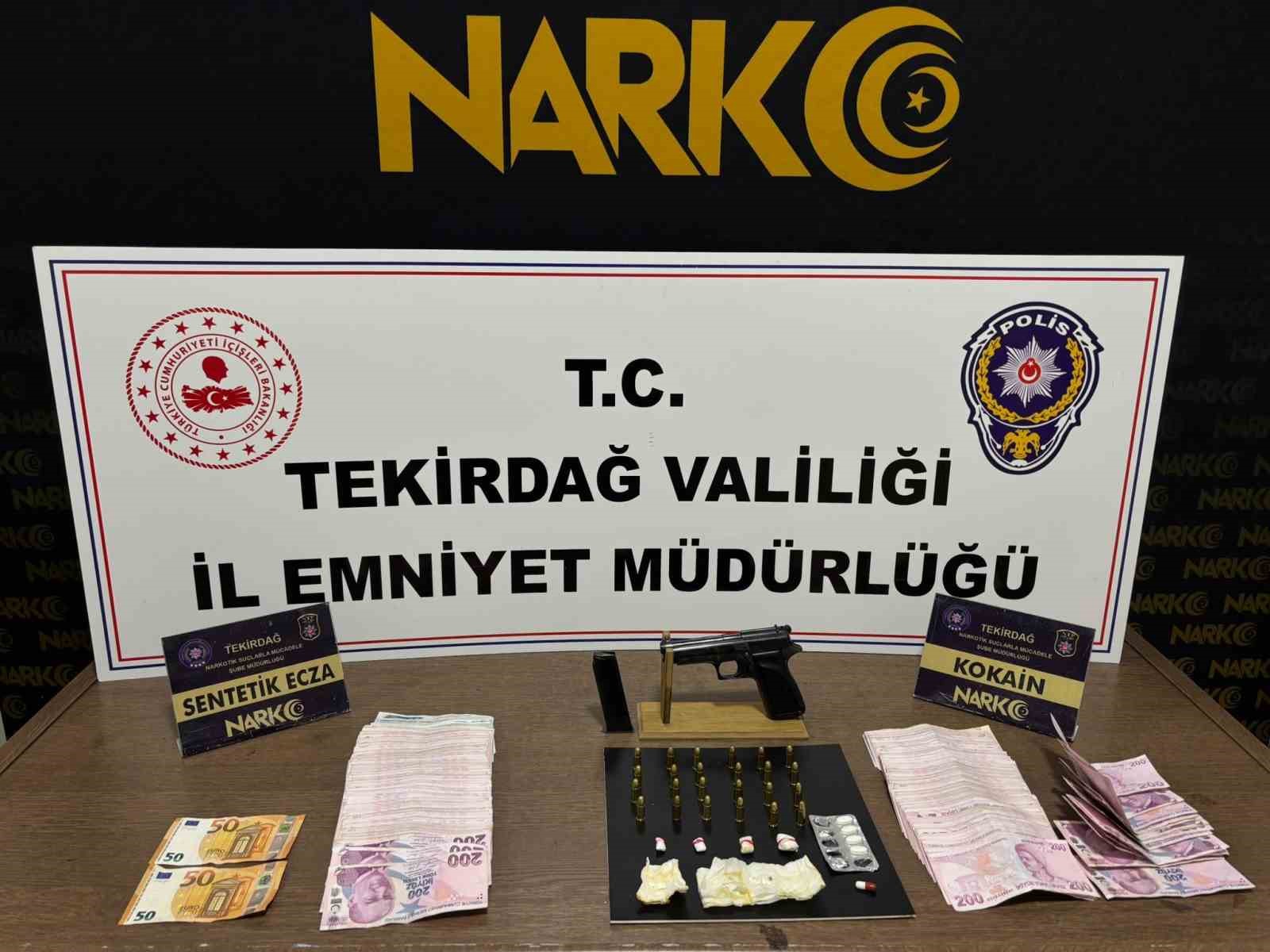 Tekirdağ’da zehir tacirlerine operasyon: 184 şüpheliye işlem yapıldı
Tekirdağ’da zehir tacirlerine operasyon: 184 şüpheliye işlem yapıldı