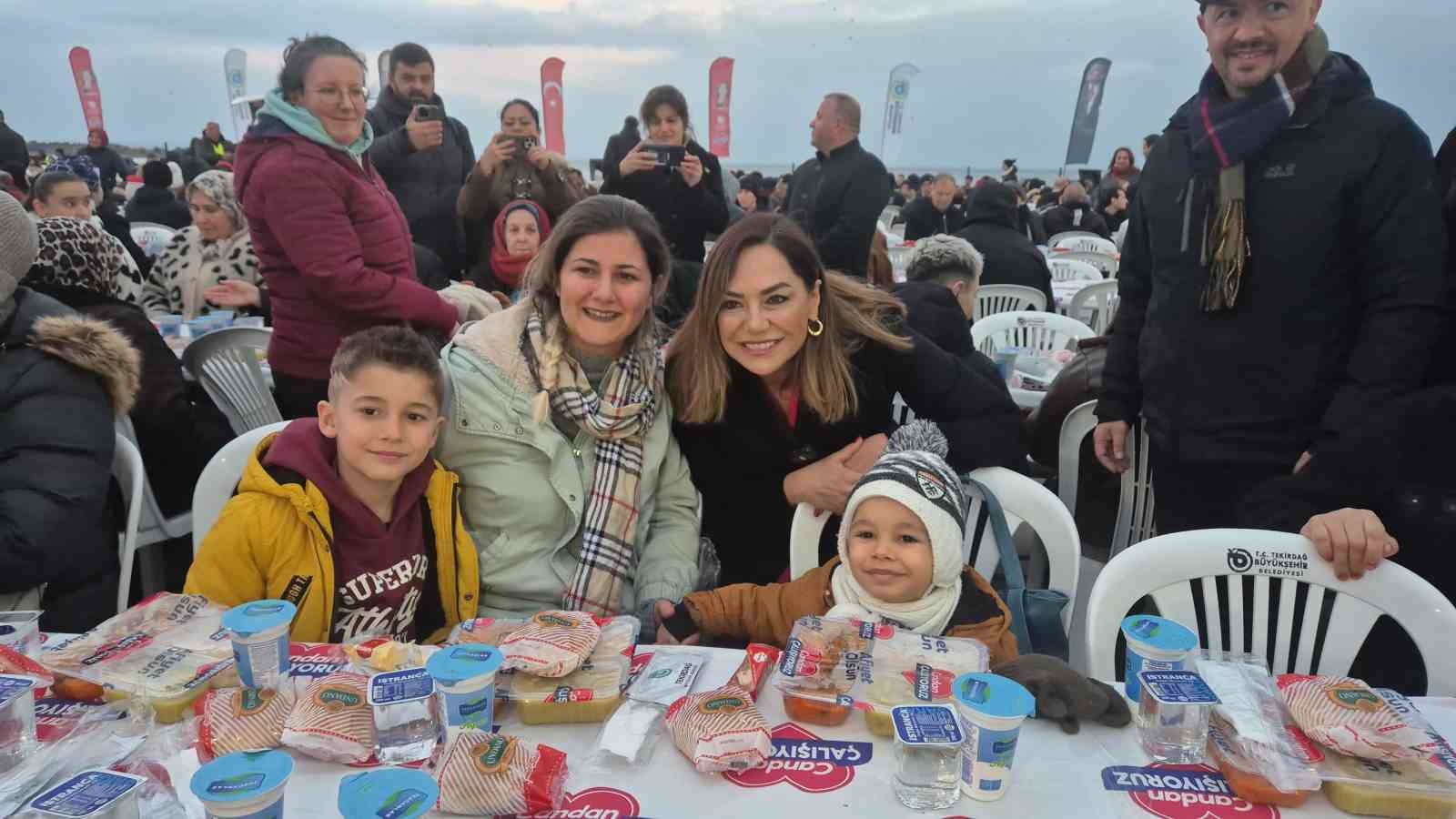 Tekirdağ’ın en büyük iftar sofrası: 8 bin kişi aynı anda orucunu açtı

