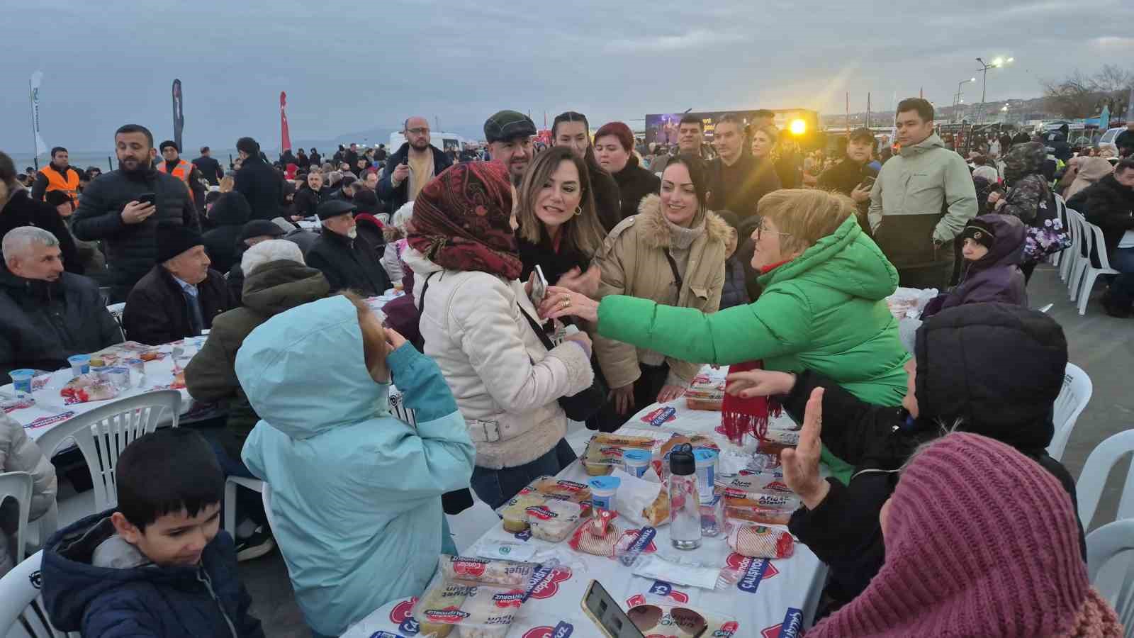 Tekirdağ’ın en büyük iftar sofrası: 8 bin kişi aynı anda orucunu açtı
