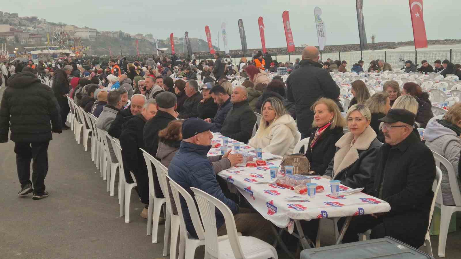 Tekirdağ’ın en büyük iftar sofrası: 8 bin kişi aynı anda orucunu açtı
