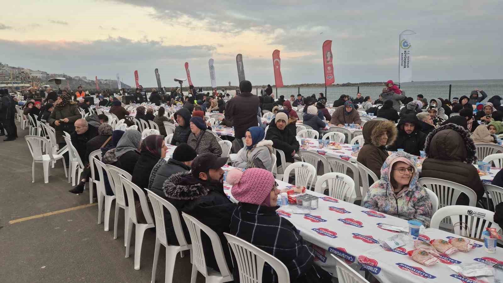 Tekirdağ’ın en büyük iftar sofrası: 8 bin kişi aynı anda orucunu açtı
