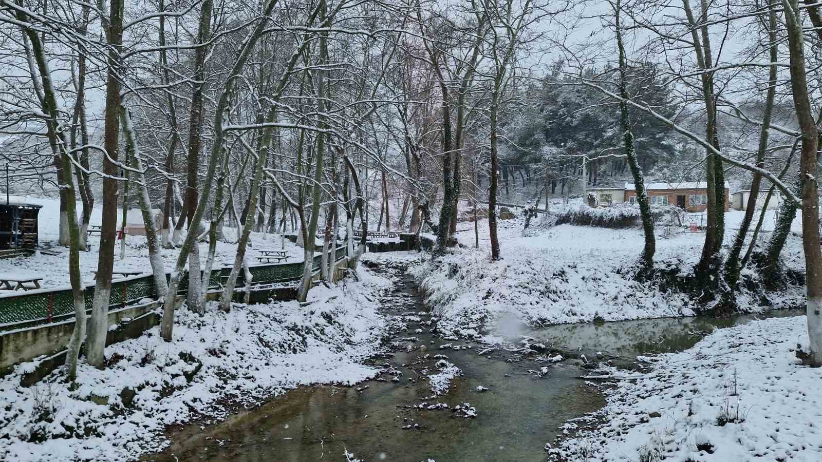 Tekirdağ’ın yüksek kesimleri yağan karla beyaza büründü
