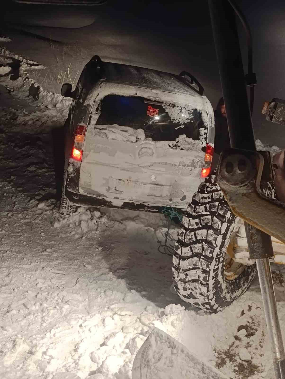 Tekman’da karda mahsur kalan araç belediye ekiplerince kurtarıldı
