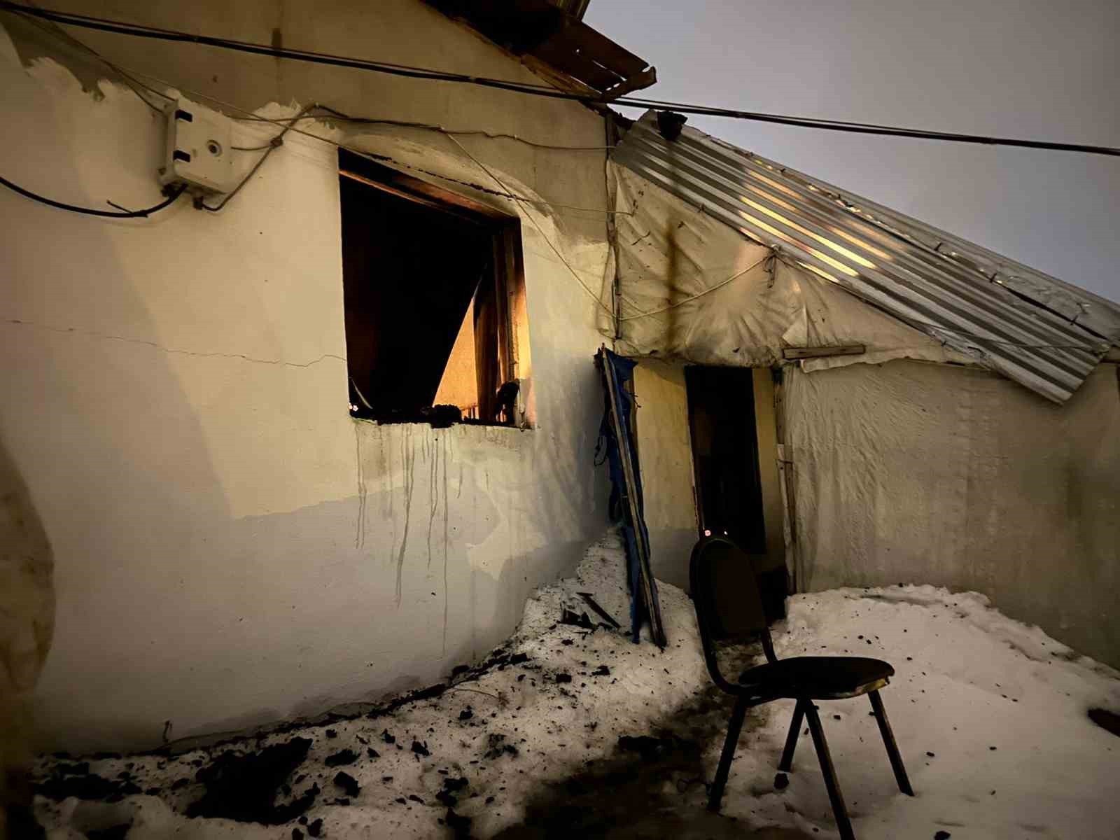 Tekman’da korkutan yangın: 3 ev kullanılamaz hale geldi
