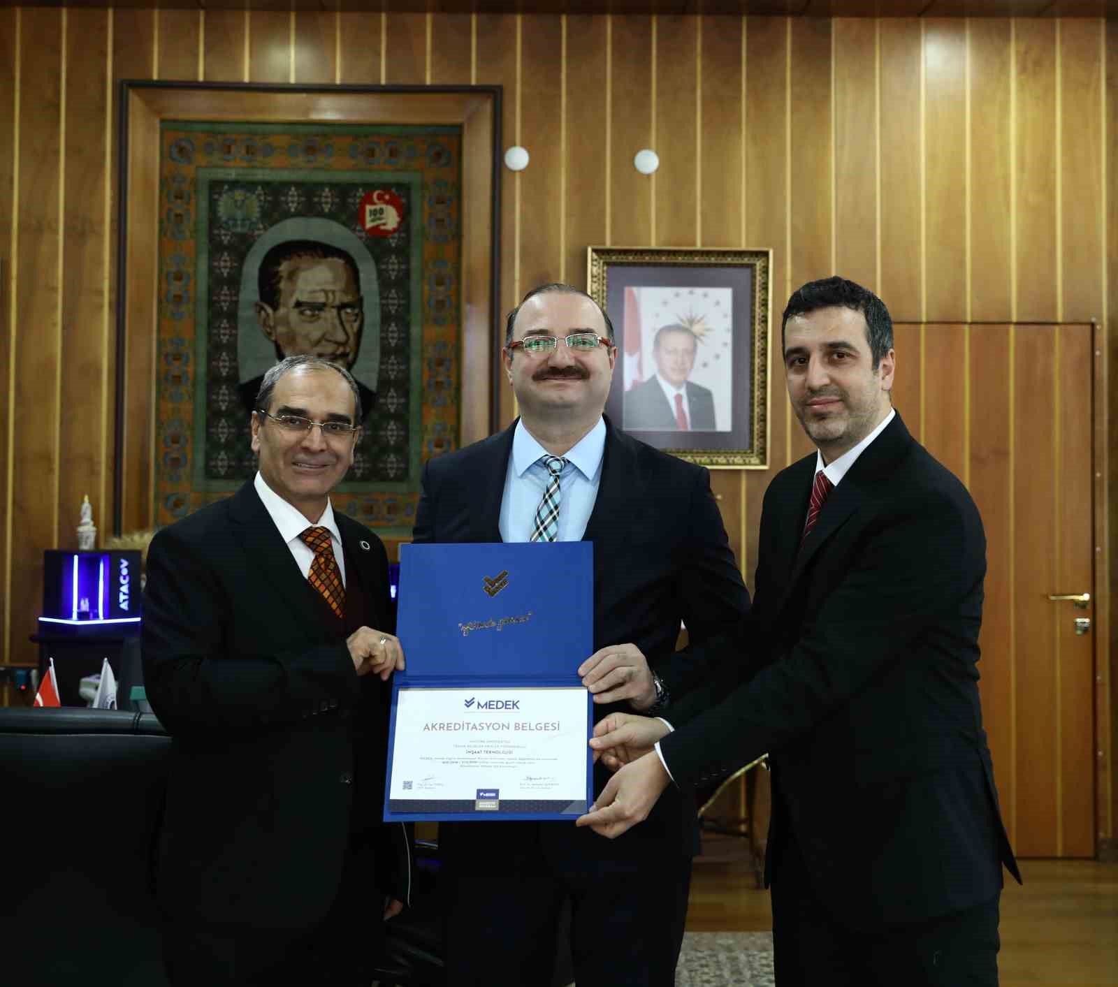 Teknik bilimler MYO programlarına MEDEK akreditasyon belgeleri takdim edildi
