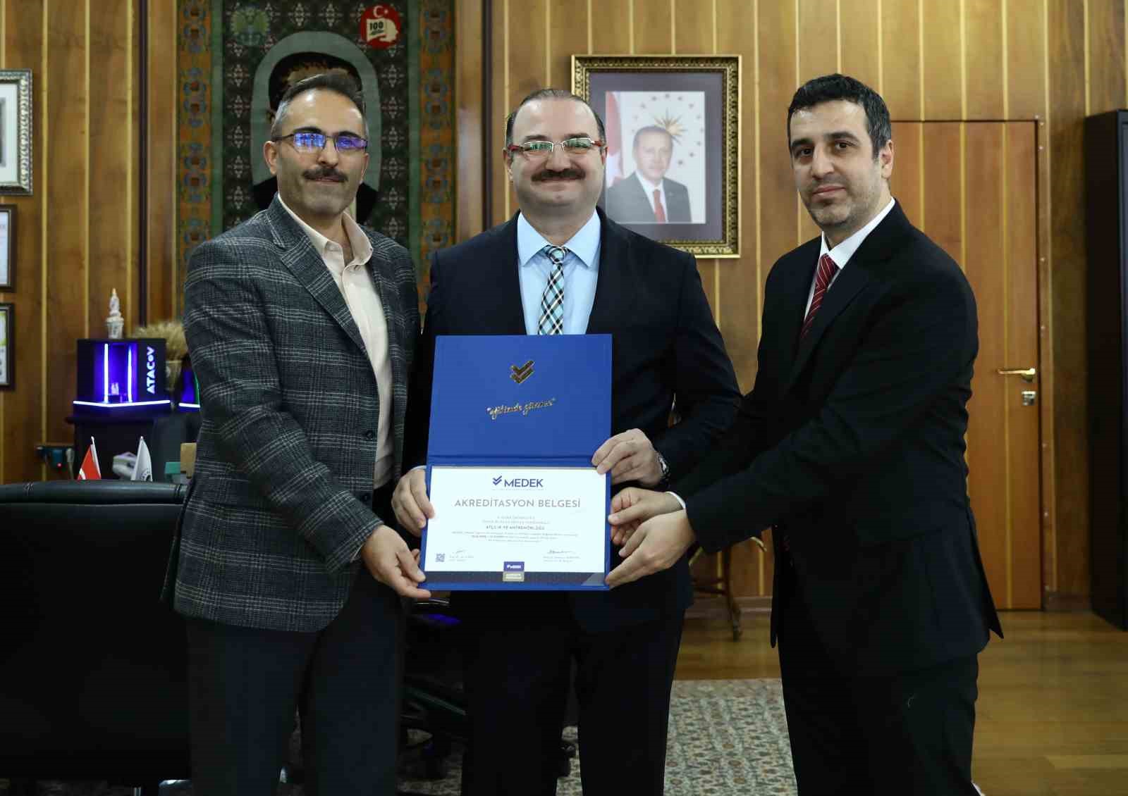 Teknik bilimler MYO programlarına MEDEK akreditasyon belgeleri takdim edildi
