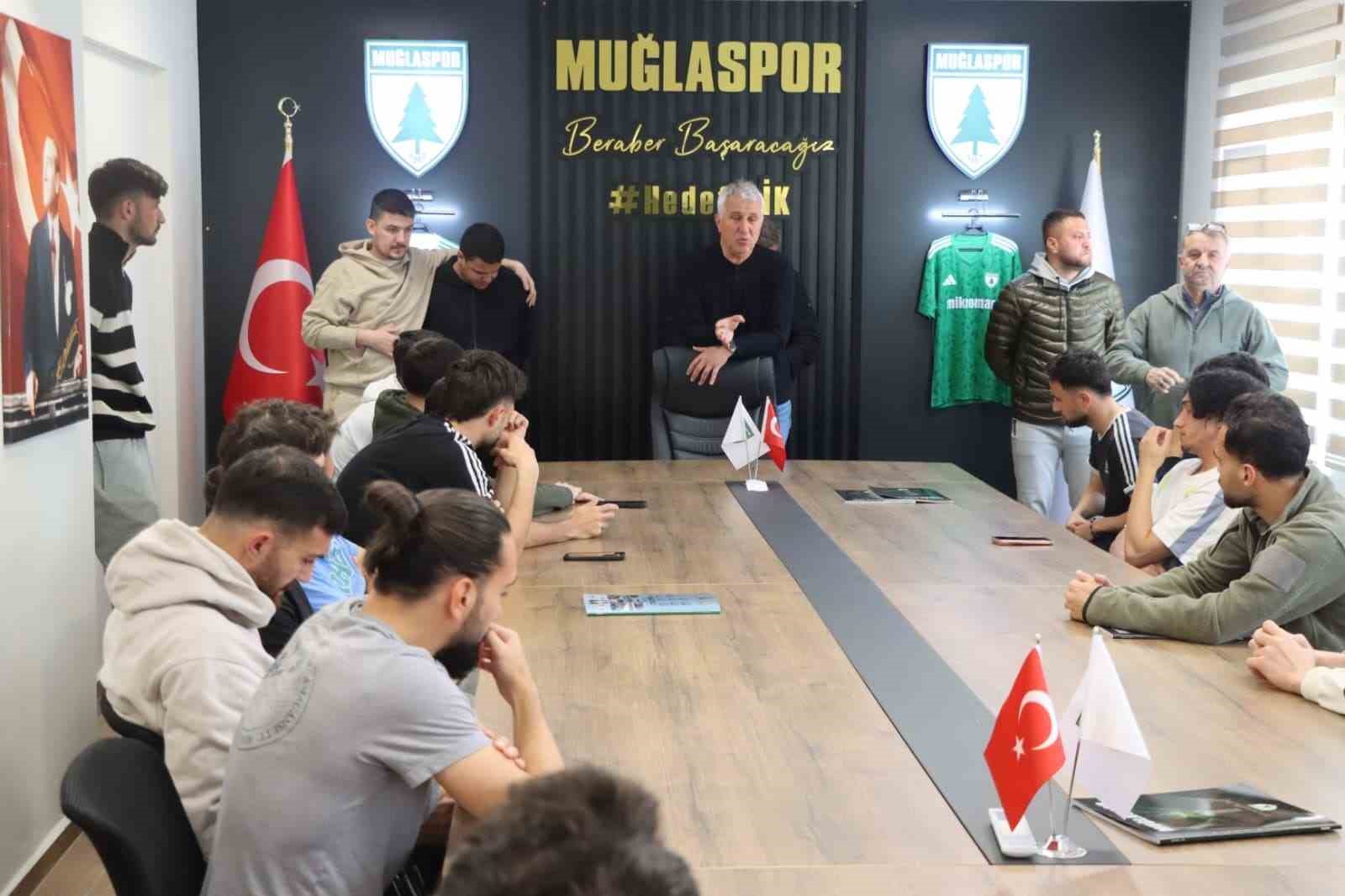 Teknik Direktör Durmuş, gözyaşlarını tutamadı
