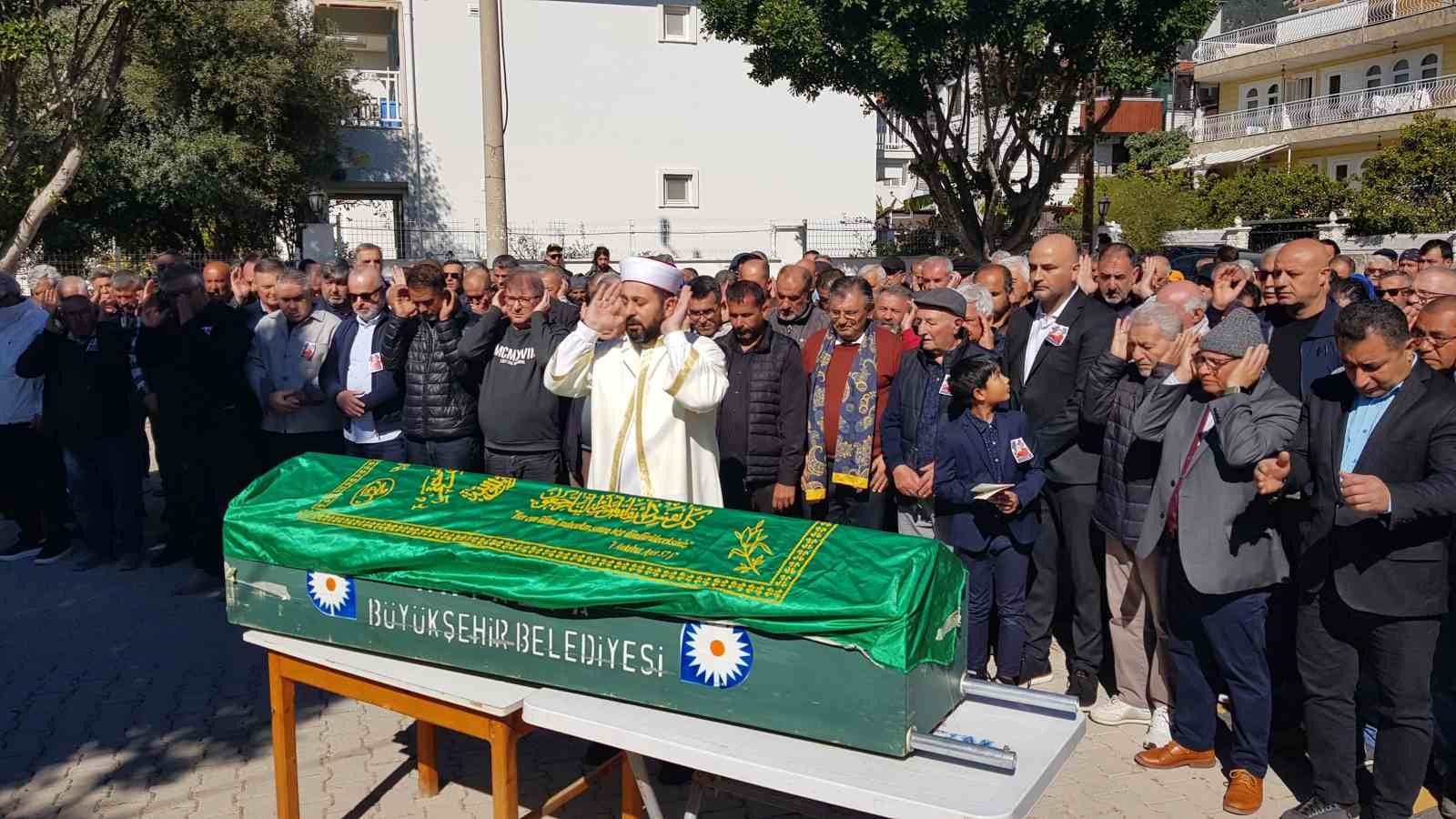 Teknik direktör Engin Fırat son yolculuğuna uğurlandı
Teknik direktör Engin Fırat son yolculuğuna uğurlandı