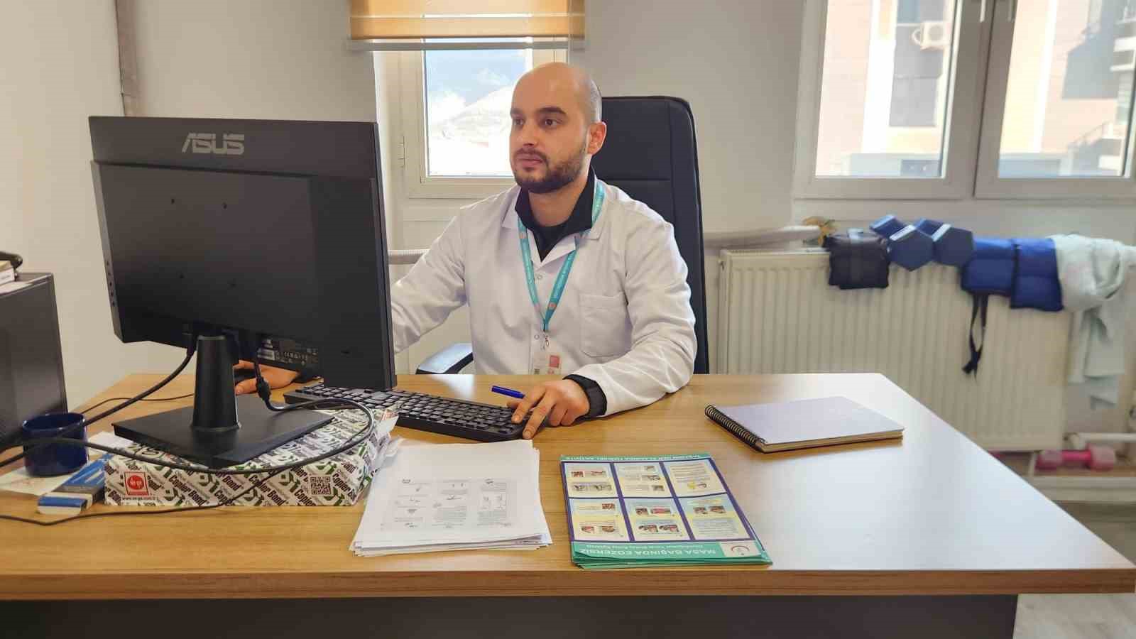 Teknoloji kullanımı artıyor, omurga rahatsızlıkları genç yaşlara iniyor
