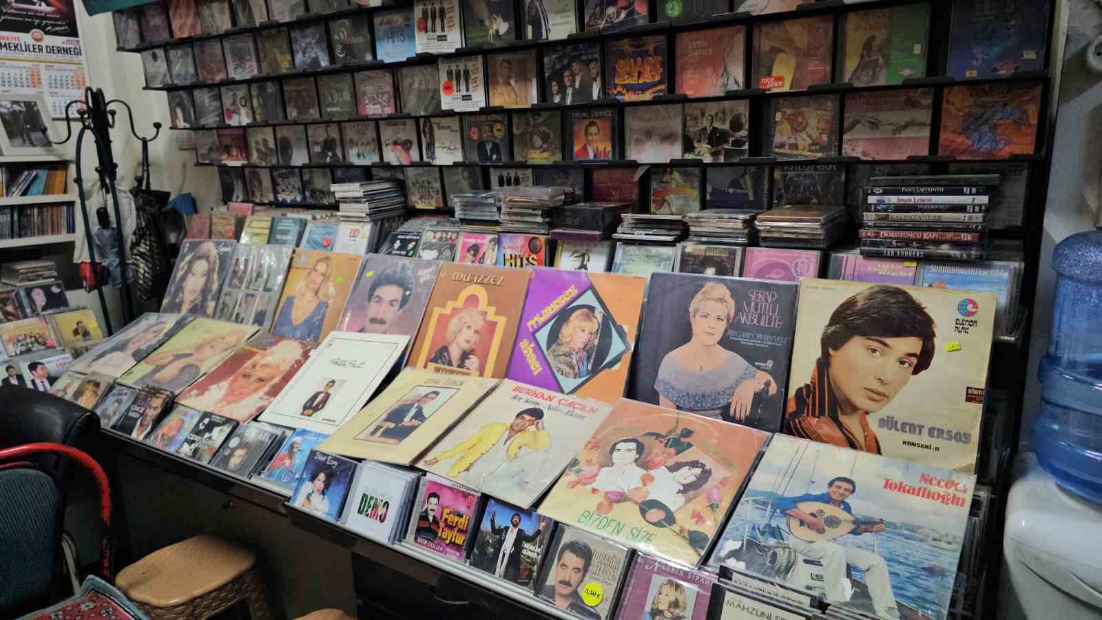 Teknolojiye direndi, 50 yıldır plak ve kaset satıyor
Teknolojiye direndi, 50 yıldır plak ve kaset satıyor