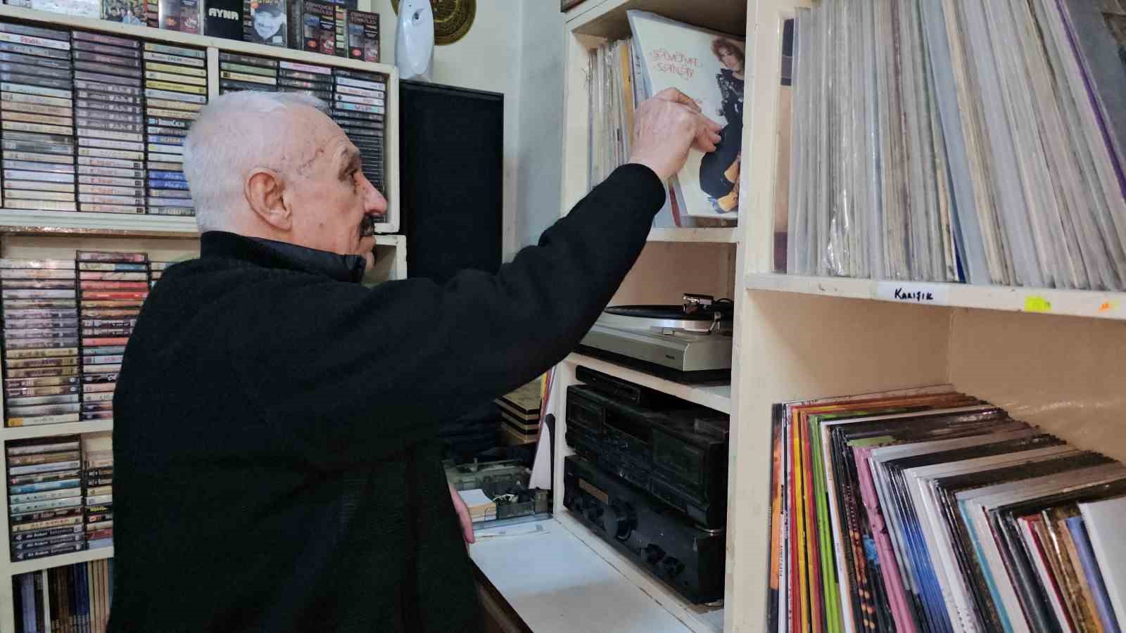 Teknolojiye direndi, 50 yıldır plak ve kaset satıyor
Teknolojiye direndi, 50 yıldır plak ve kaset satıyor