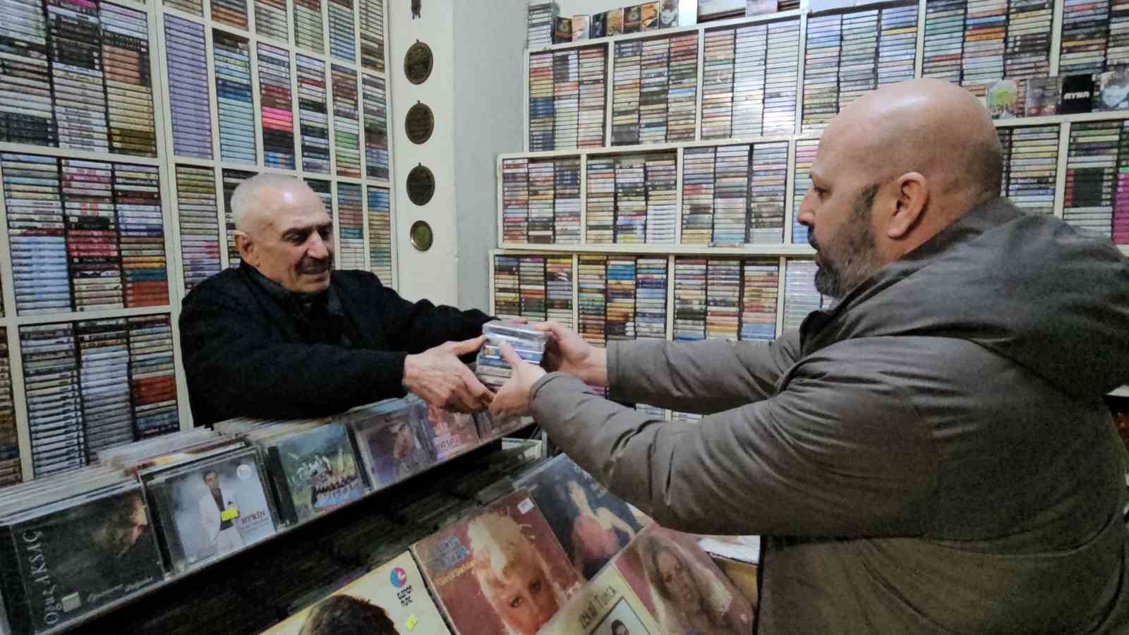 Teknolojiye direndi, 50 yıldır plak ve kaset satıyor
Teknolojiye direndi, 50 yıldır plak ve kaset satıyor