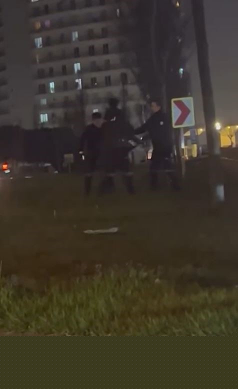 Telefon çalan adam E-5’e kaçtı, bekçiler minibüse binerek kovaladı
