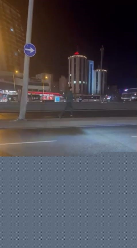 Telefon çalan adam E-5’e kaçtı, bekçiler minibüse binerek kovaladı
