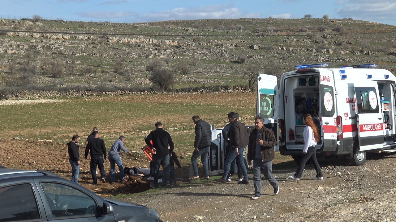 Telefon direğine çarpan otomobil takla attı: 5 yaralı

