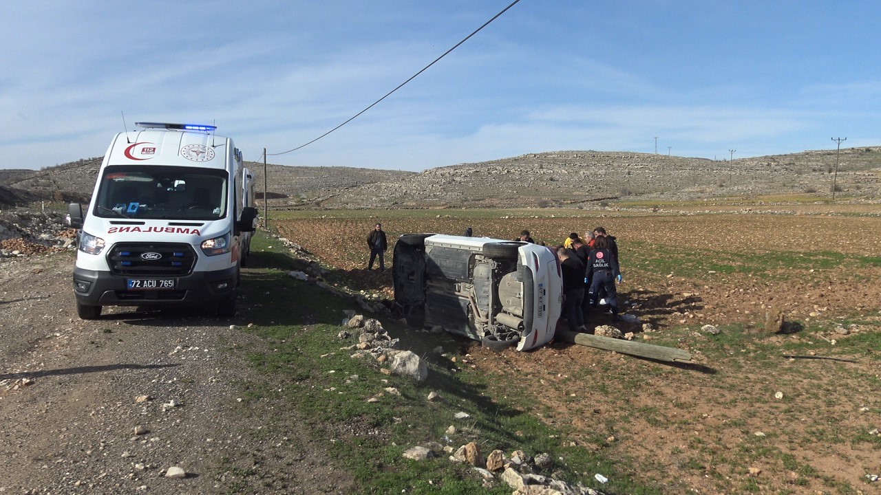 Telefon direğine çarpan otomobil takla attı: 5 yaralı
