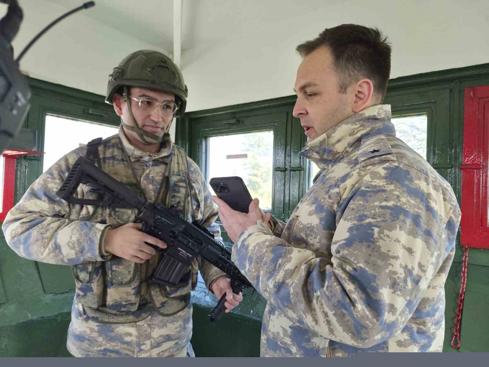 Telefondan annesiyle bayramlaşan Mehmetçik’in duygu dolu anları
