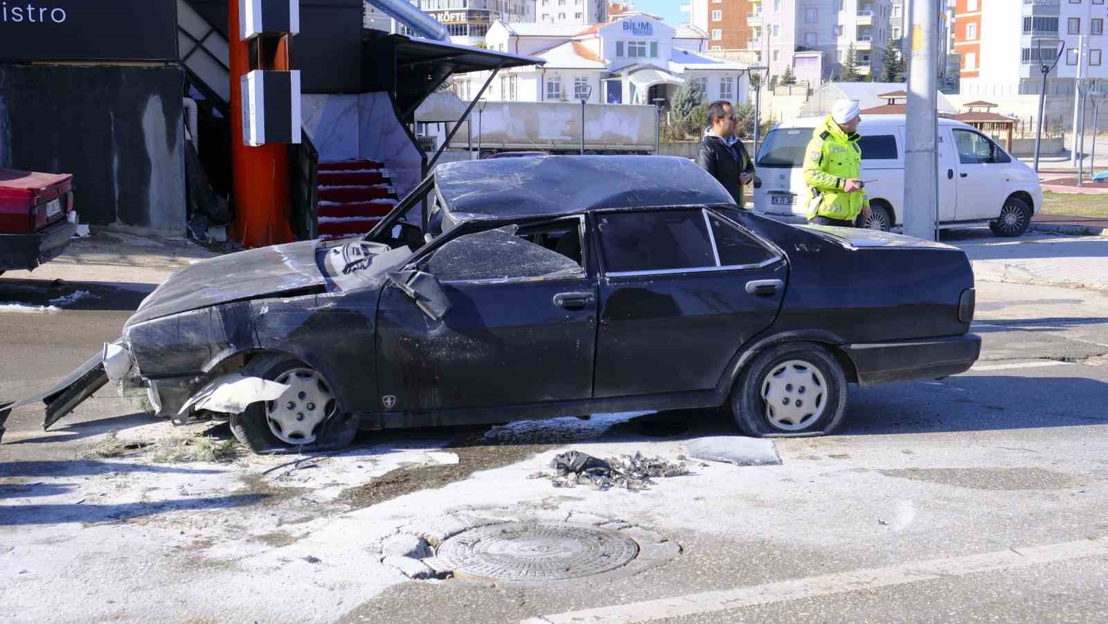 Telefonla uğraşırken takla atan otomobilden yara almadan kurtuldu
