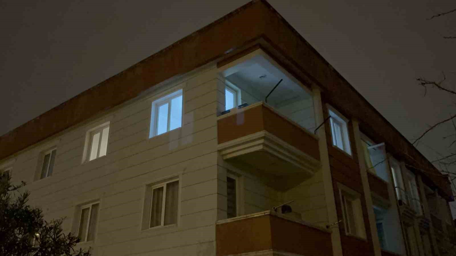 Telefonla yüksel sesle konuşma kavgasında ablasını bıçaklayıp balkondan atladı
