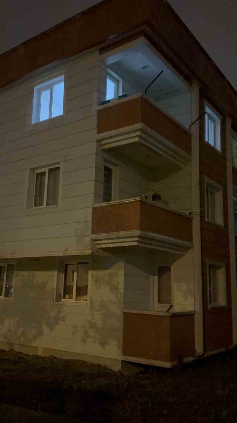 Telefonla yüksel sesle konuşma kavgasında ablasını bıçaklayıp balkondan atladı
