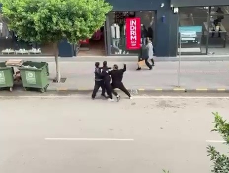 ‘Telefonumun ekranına baktın’ kavgasında sokak boks ringine döndü
