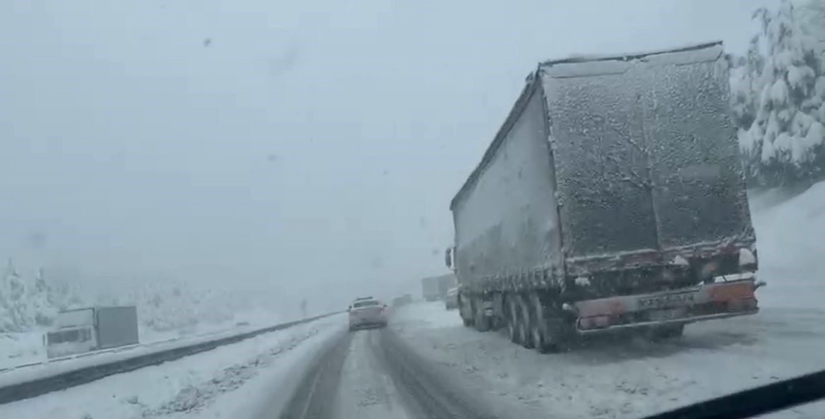 TEM Otoyolu Bolu geçişinde yoğun kar esareti: Yolda kalan araçlar trafiği aksatıyor
