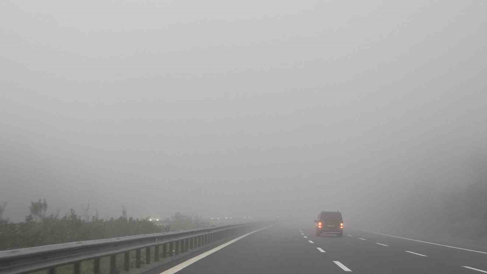 TEM Otoyolu Düzce geçişinde yoğun sis etkili oluyor
