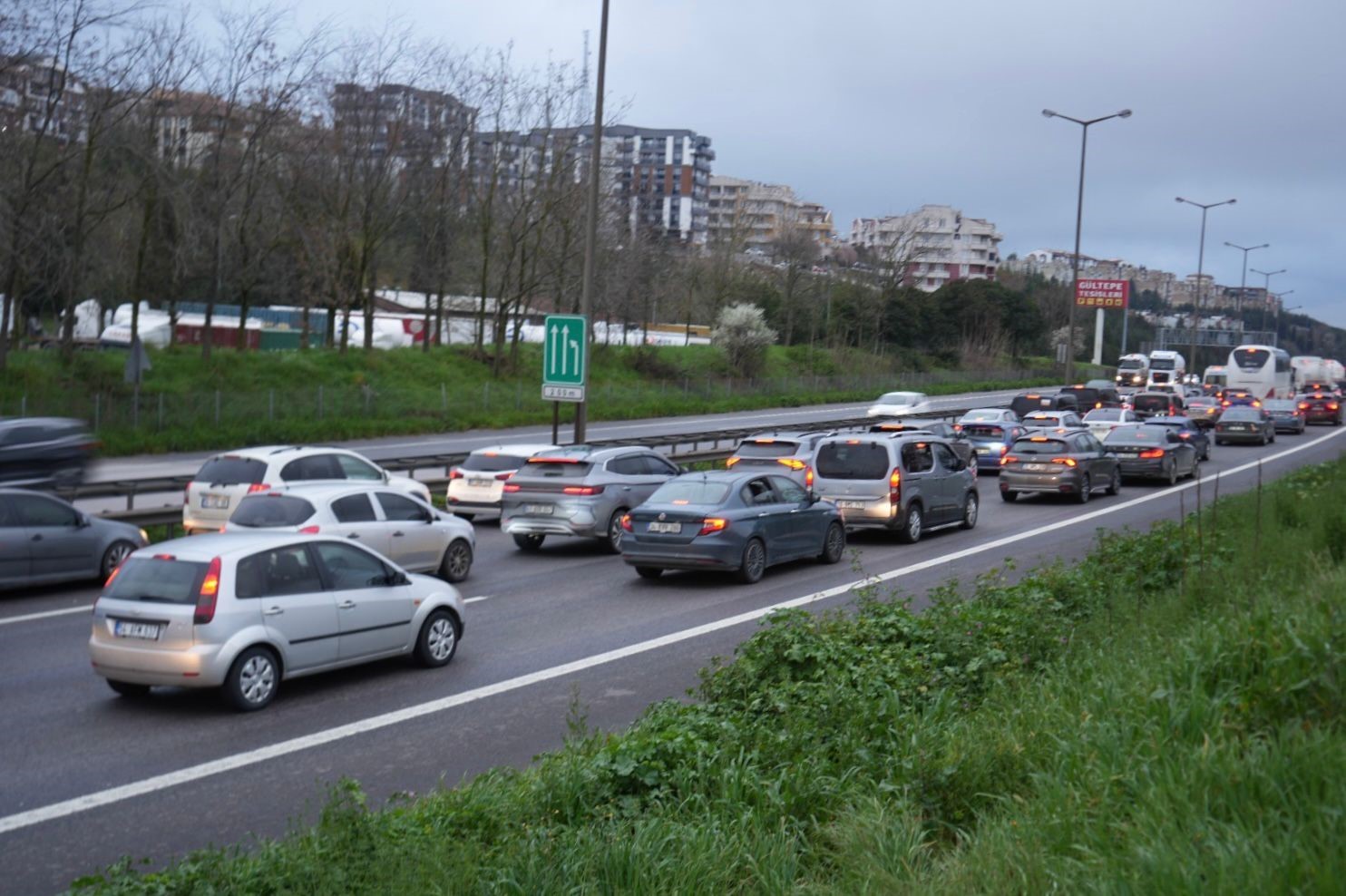 TEM Otoyolu Kocaeli geçişinde tatil dönüşü yoğunluğu

