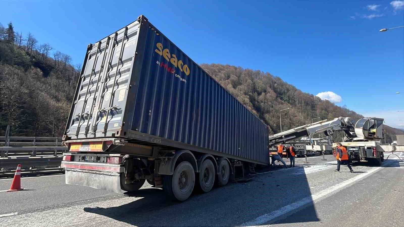 TEM Otoyolu’nda 5 aracın karıştığı zincirleme kaza: 5 yaralı
