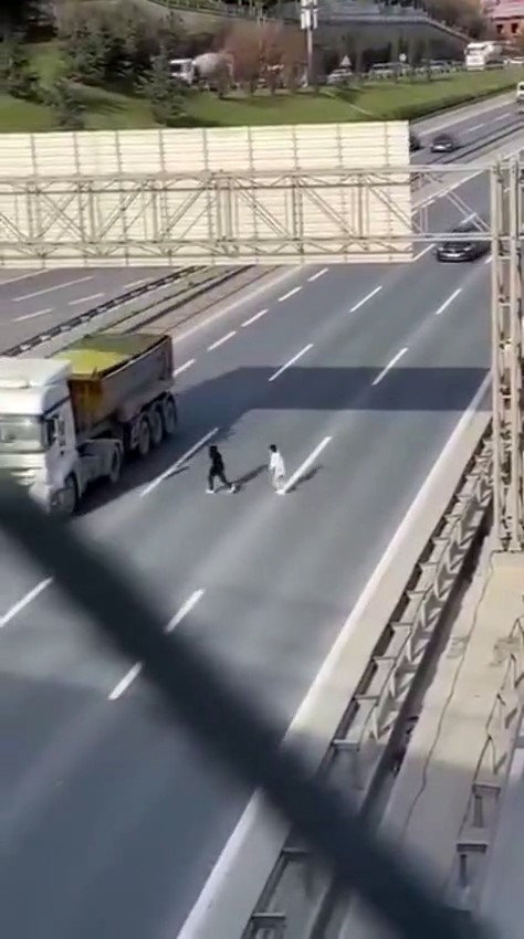 TEM Otoyolu’nda çocukların tehlikeli yolculuğu kamerada
