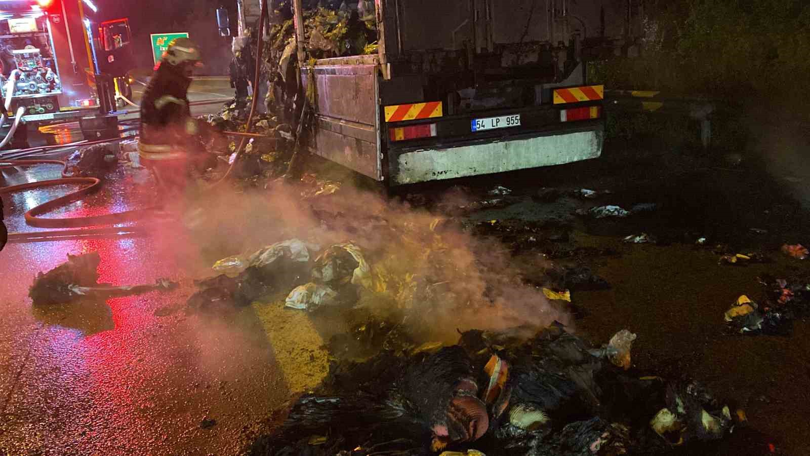 TEM otoyolunda tekstil yüklü kamyon alev aldı
