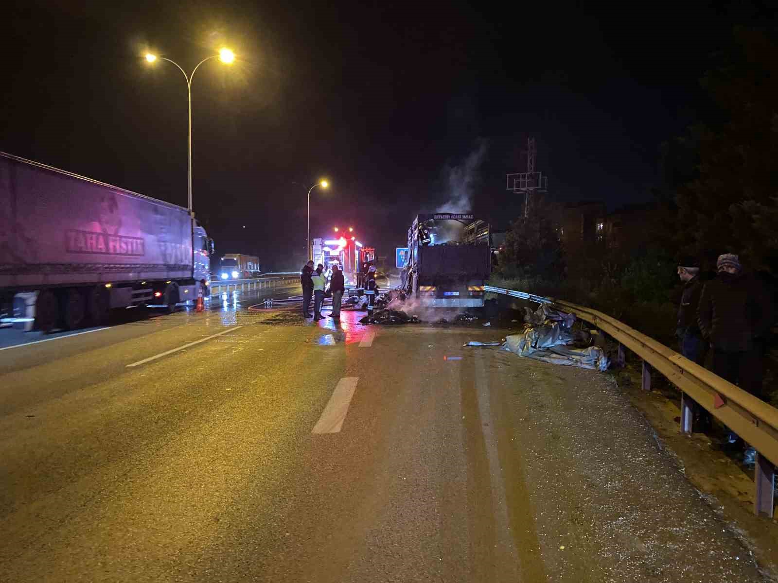 TEM otoyolunda tekstil yüklü kamyon alev aldı
