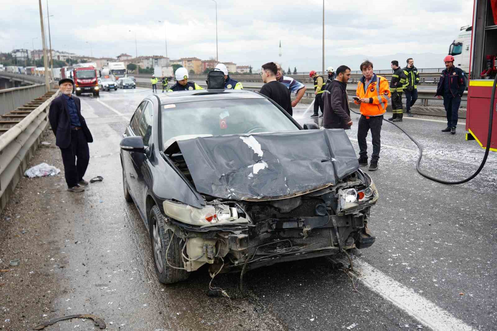 TEM Otoyolu’nda yola dökülen atıklar sonucu zincirleme kaza, 7 araç birbirine girdi
