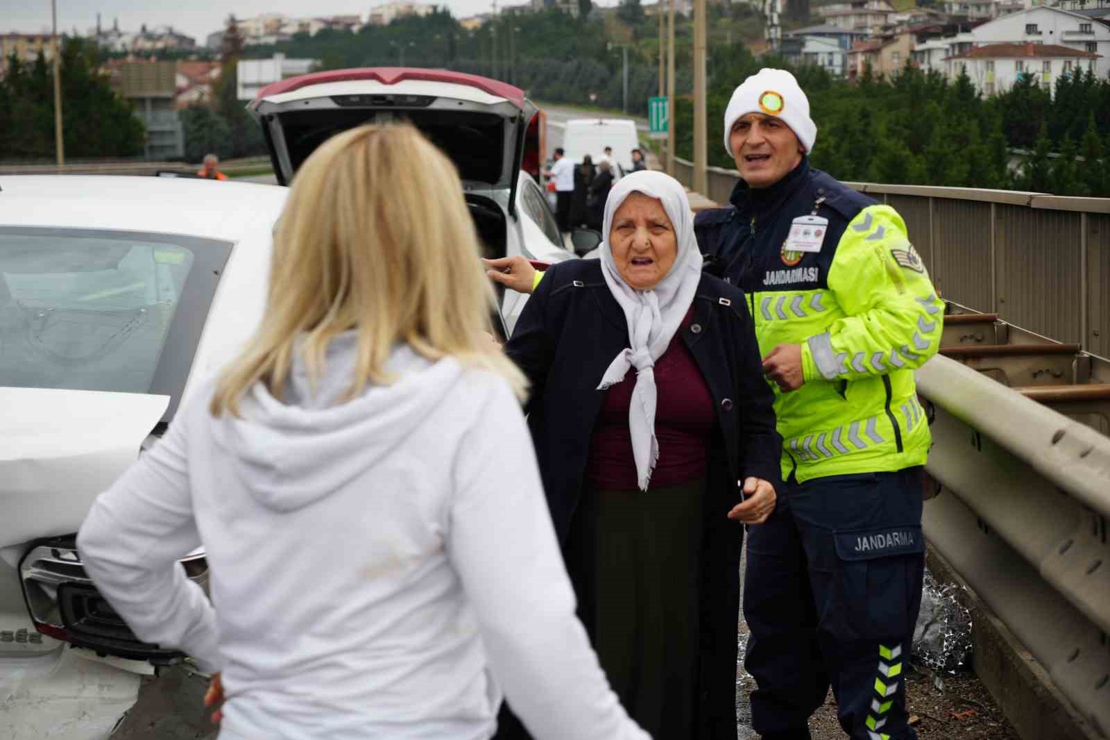 TEM Otoyolu’nda yola dökülen atıklar sonucu zincirleme kaza, 7 araç birbirine girdi
