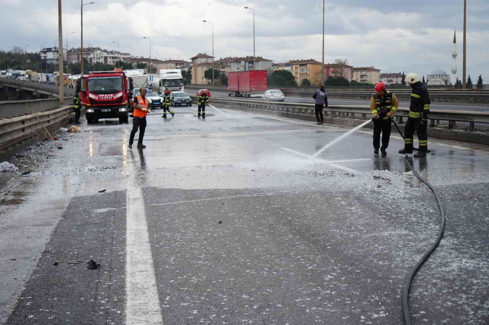 TEM Otoyolu’nda yola dökülen atıklar sonucu zincirleme kaza, 7 araç birbirine girdi
