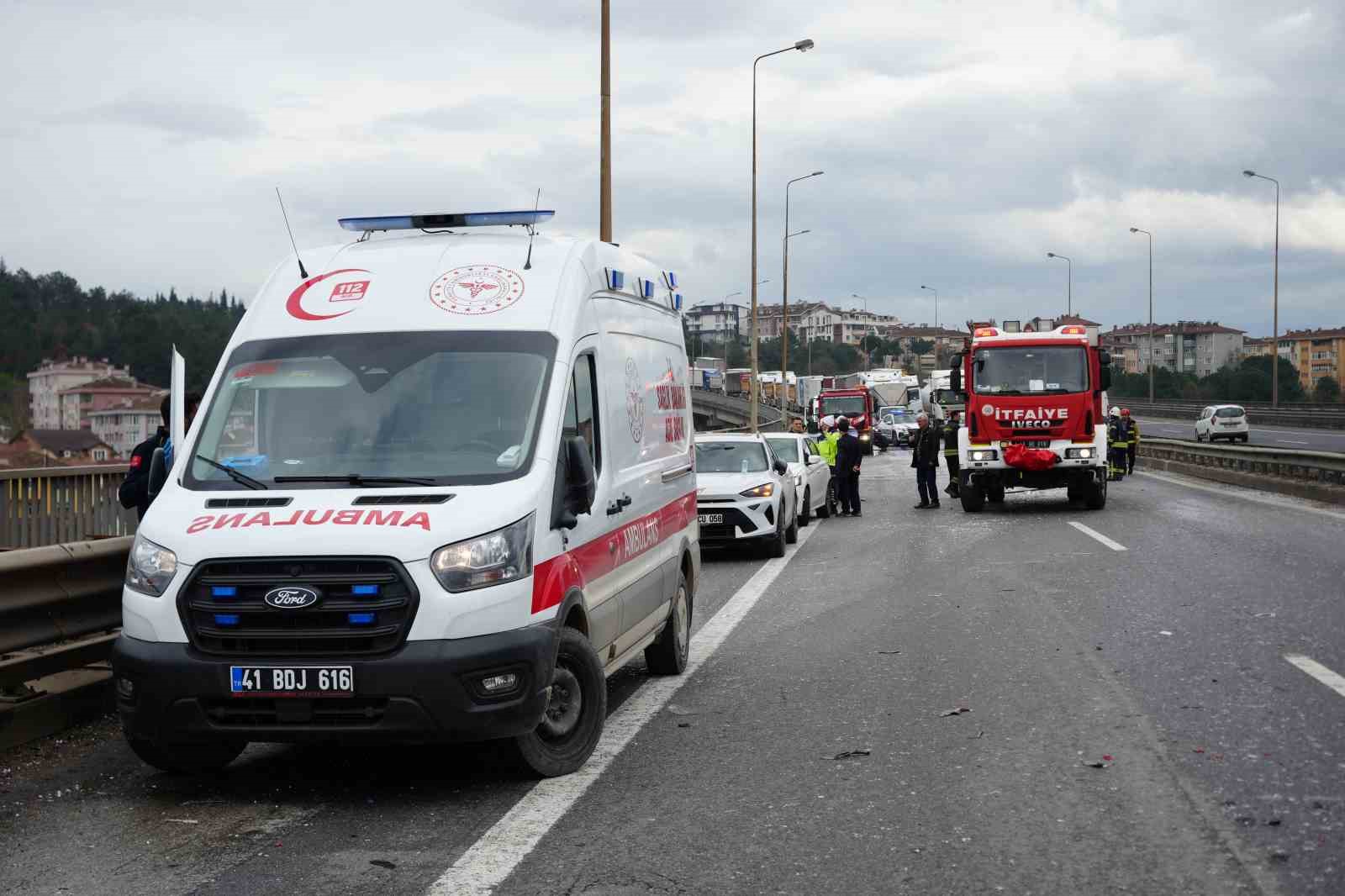 TEM Otoyolu’nda yola dökülen atıklar sonucu zincirleme kaza, 7 araç birbirine girdi
