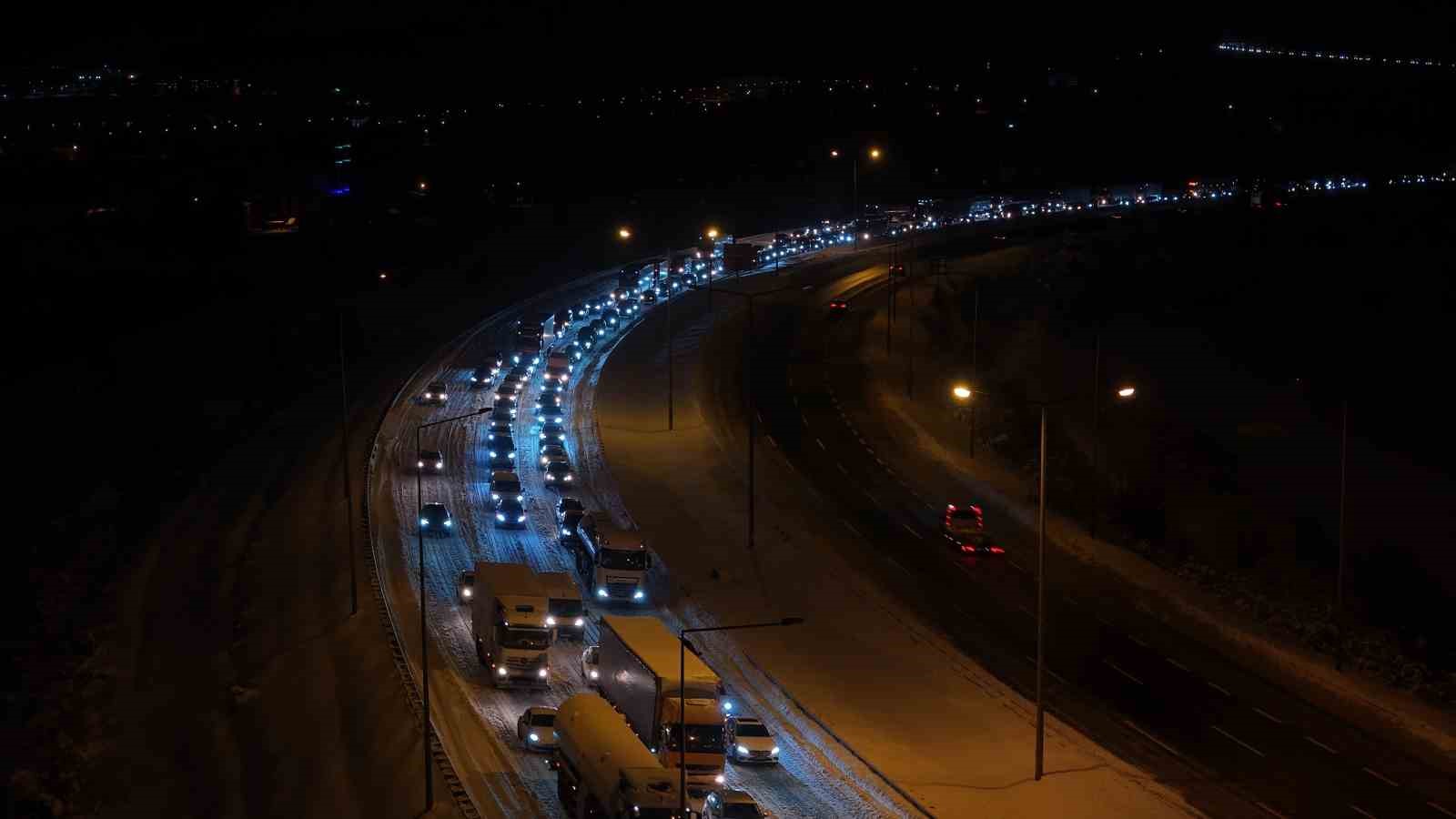 TEM Otoyolu’nun Bolu geçişi 7 saat sonra ulaşıma açıldı
