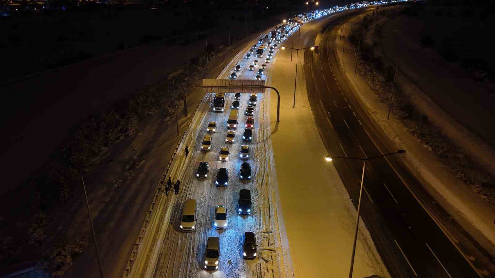 TEM Otoyolu’nun Bolu geçişi 7 saat sonra ulaşıma açıldı
