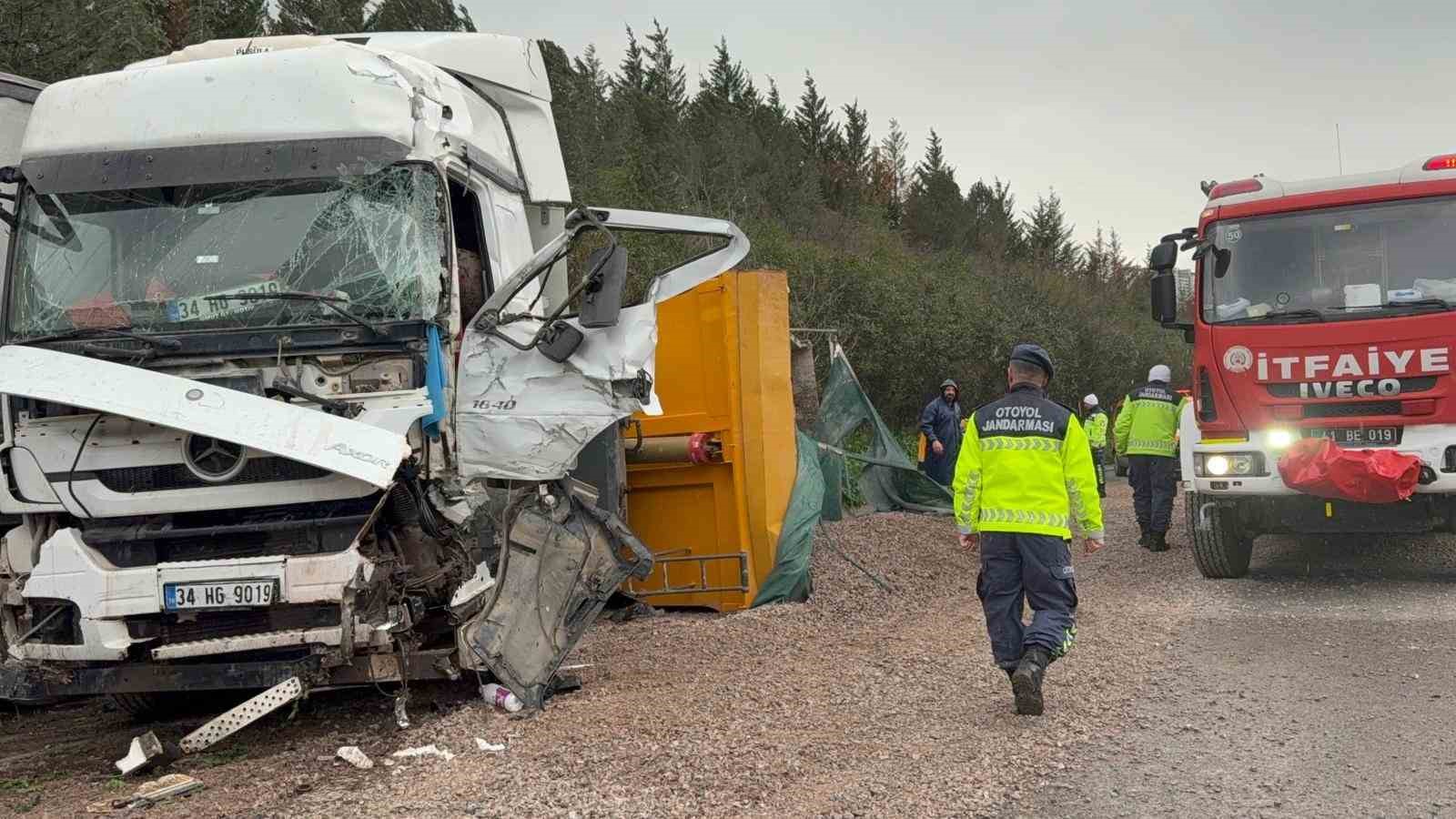 TEM’de 4 araç kazaya karıştı: İlk belirlemelere göre 2 ölü
