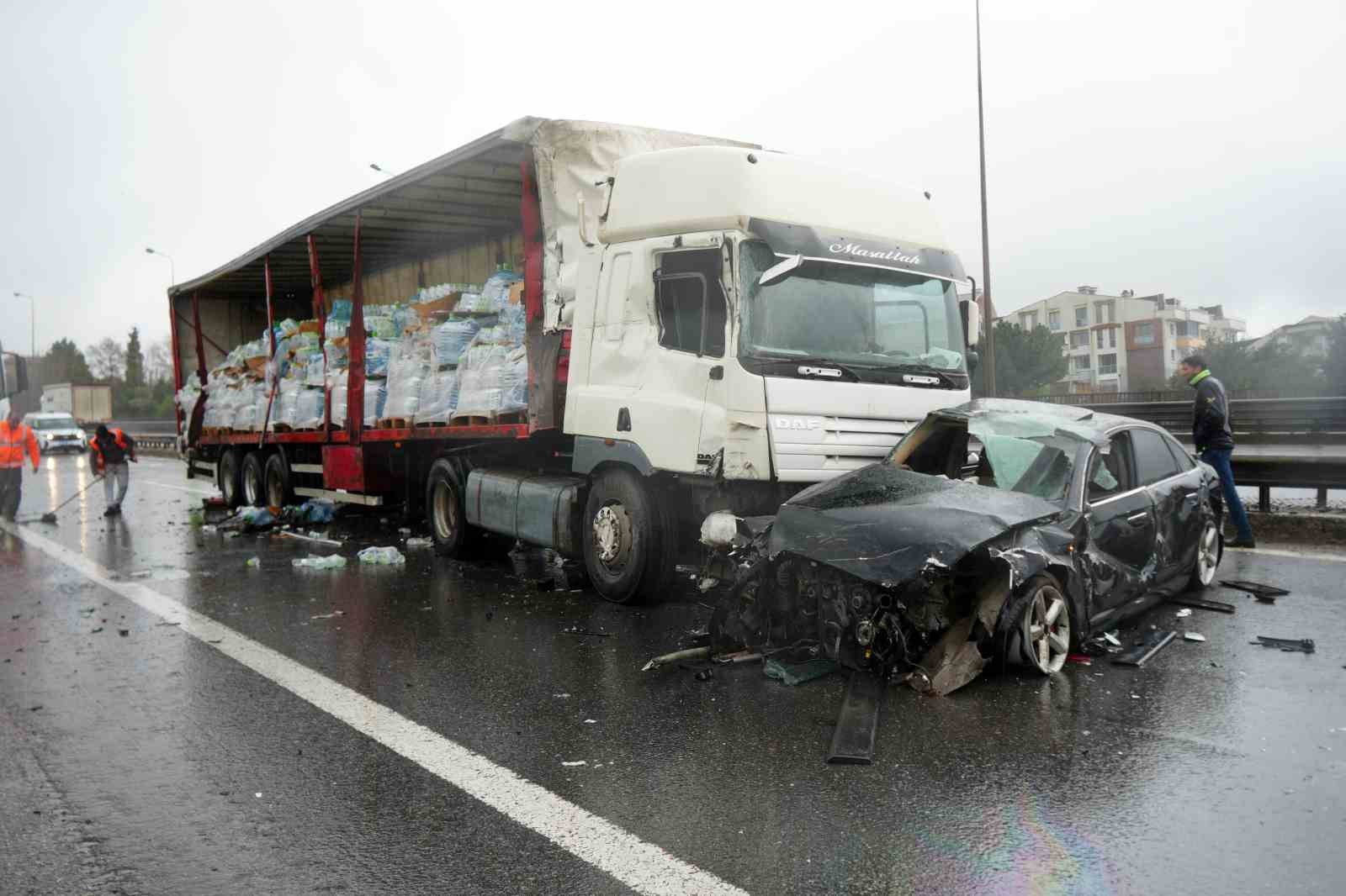 TEM’de 6 araç birbirine girdi: Tırda yüklü sular yola saçıldı
