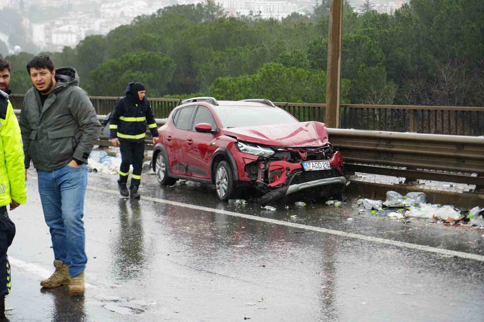 TEM’de 6 araç birbirine girdi: Tırda yüklü sular yola saçıldı
