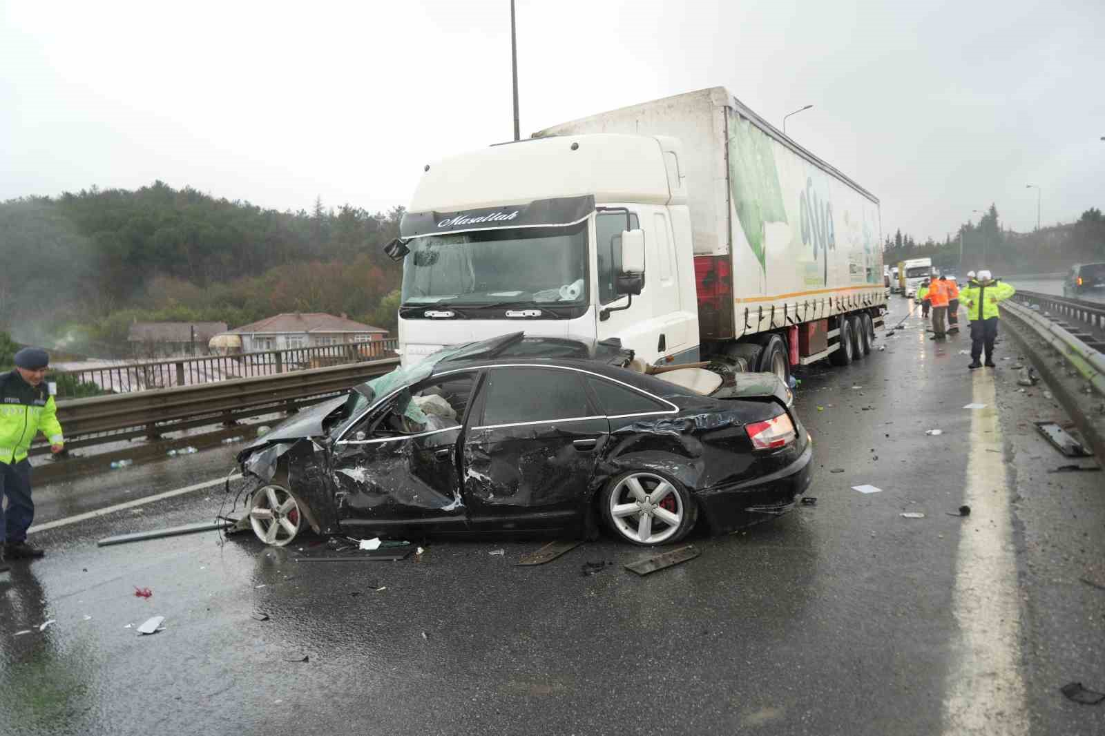 TEM’de 6 araç birbirine girdi: Tırda yüklü sular yola saçıldı
