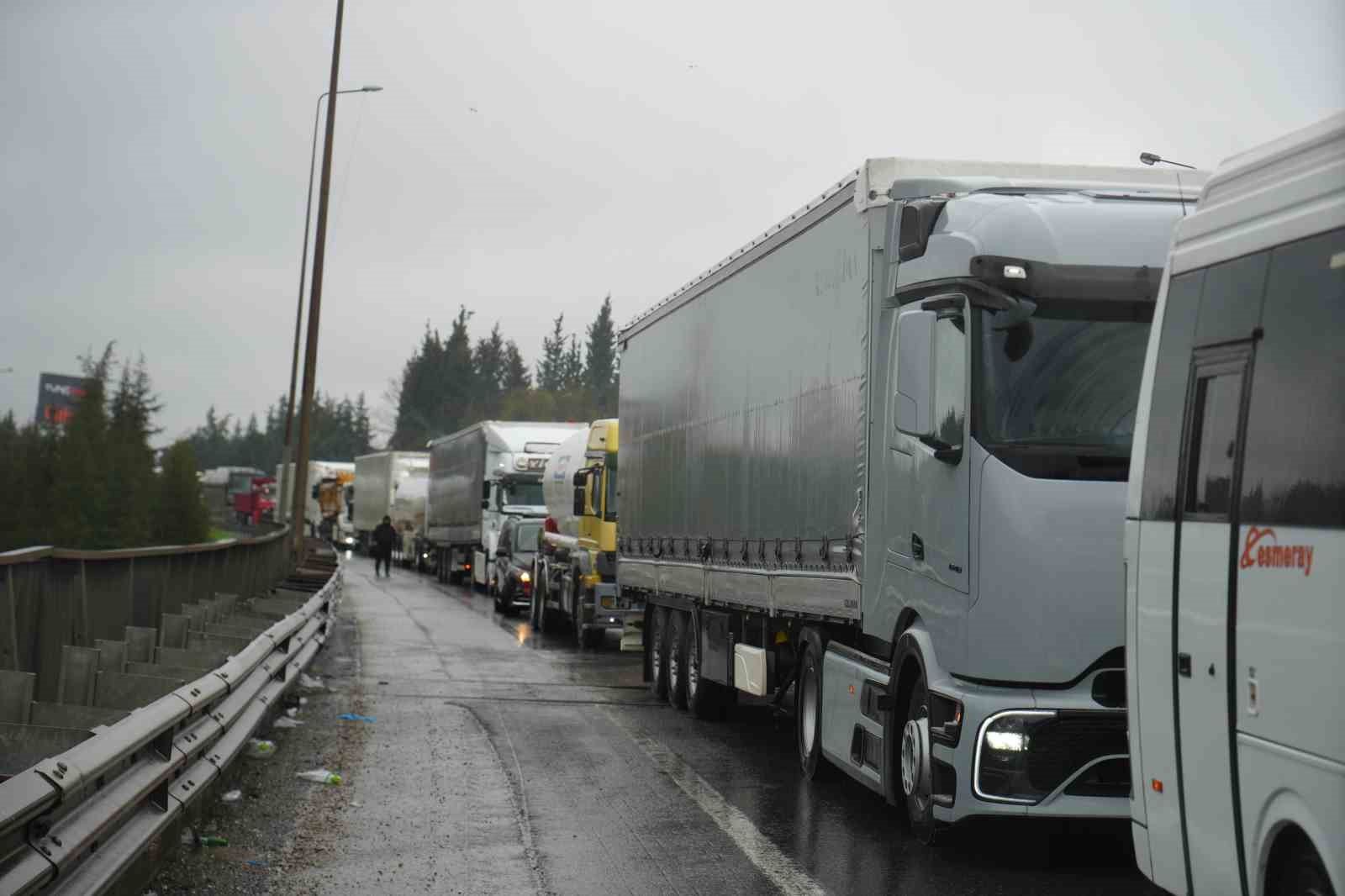 TEM’de 6 araç birbirine girdi: Tırda yüklü sular yola saçıldı
