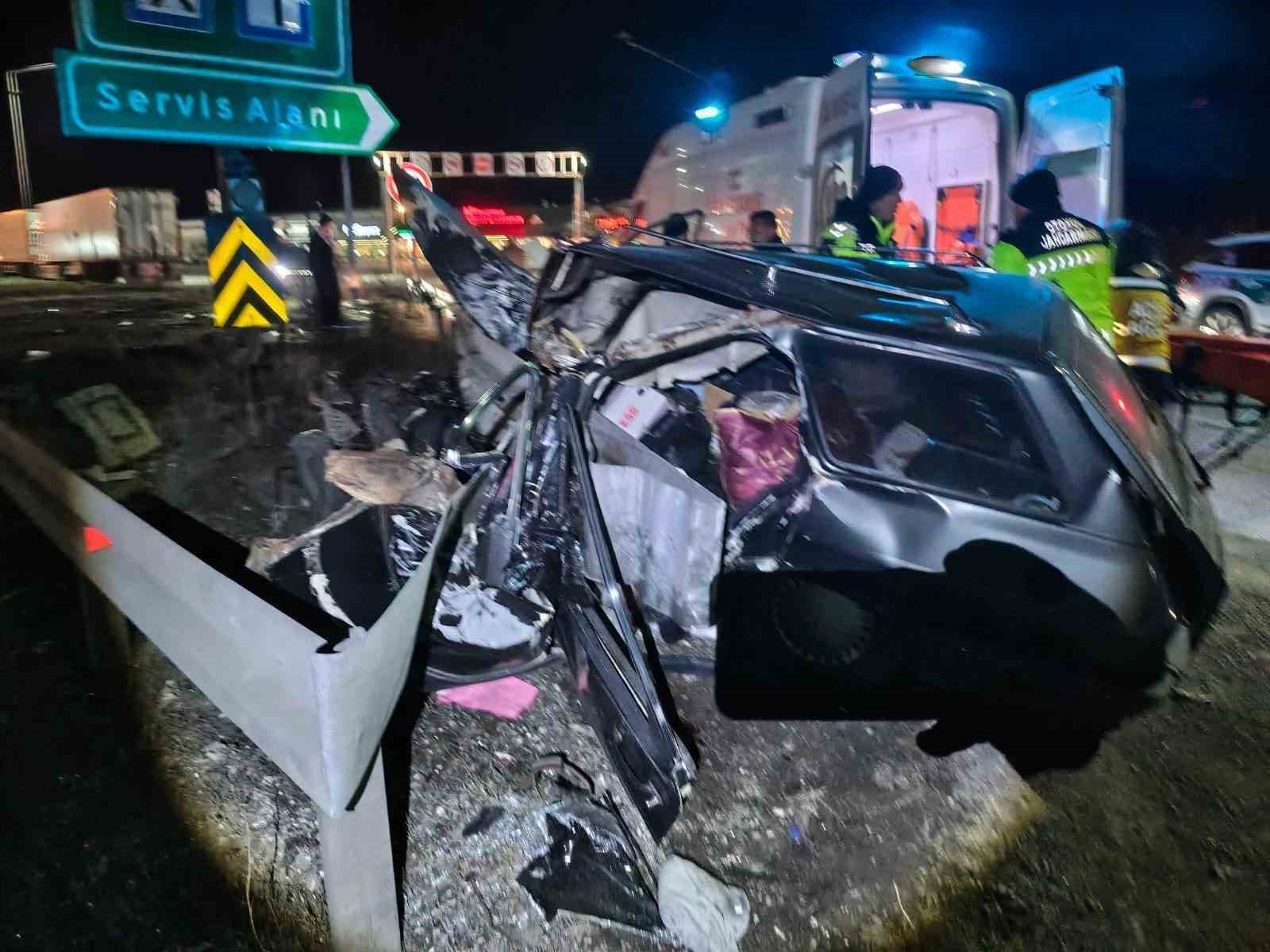 TEM’de bariyere çarpan otomobil parçalandı: 2 ağır yaralı
